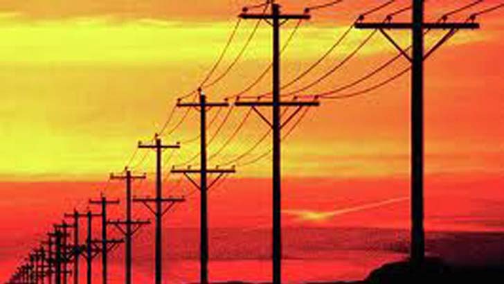 খুঁটিতে কাজ চলার সময় চলে এলো বিদ্যুৎ, অতঃপর...