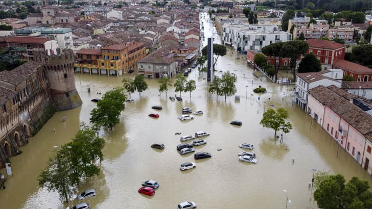 বন্যায় গায়েব ইতালির পথঘাট