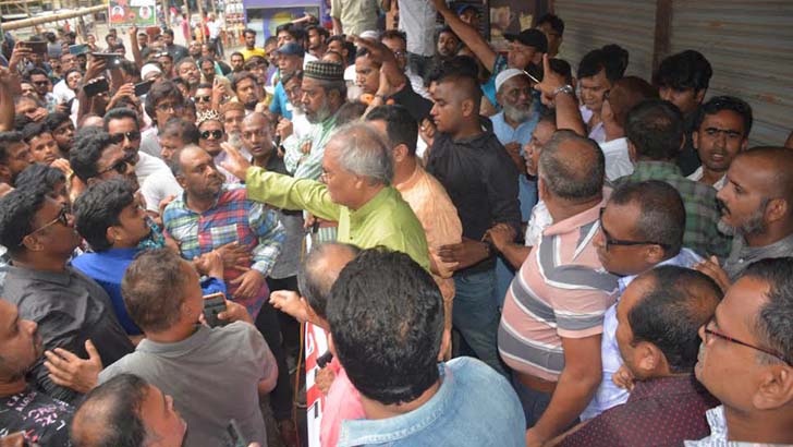 রিজভীর সামনেই দুগ্রুপে সংঘর্ষে আহত ১৫