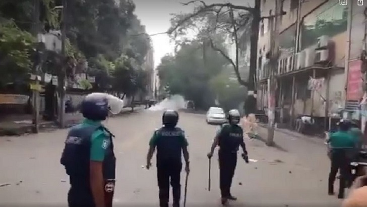 বিএনপি-পুলিশ সংঘর্ষে ধানমন্ডি রণক্ষেত্র