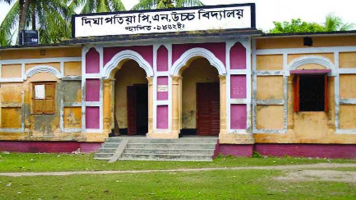 বিদ্যালয়ে মদ্যপান, ৬ শিক্ষার্থীর বহিষ্কারের পর ফিরিয়ে নেওয়ায় ক্ষোভ