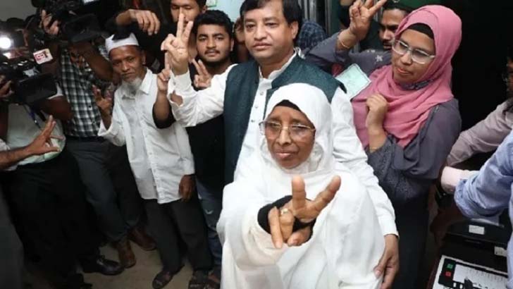 একই সিটিতে ছেলের পরে মা মেয়র