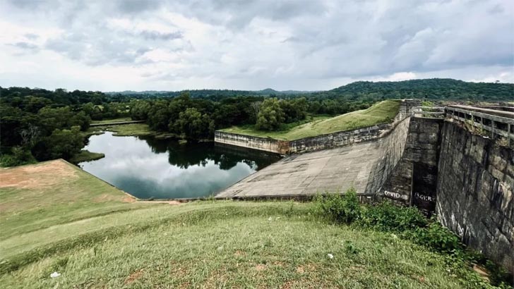 জলাধারে পড়ল সরকারি কর্মকর্তার মোবাইল, পানি সেচে উদ্ধারের চেষ্টা!