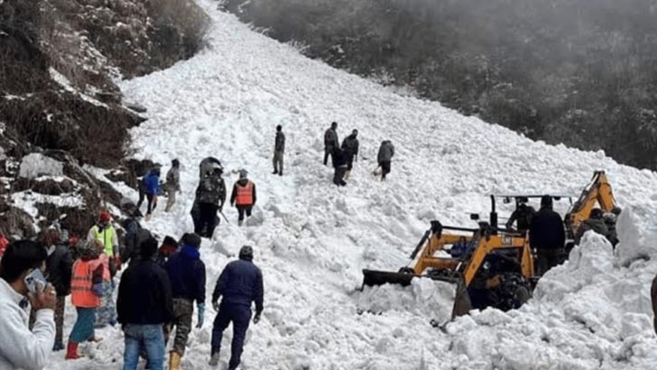 পাকিস্তানে তুষারধসে নারীসহ নিহত ৯