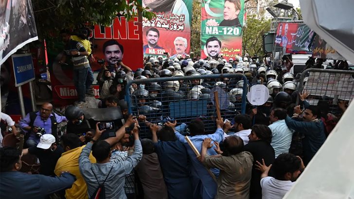 পাকিস্তানের রাজনৈতিক সংকট কোনদিকে?