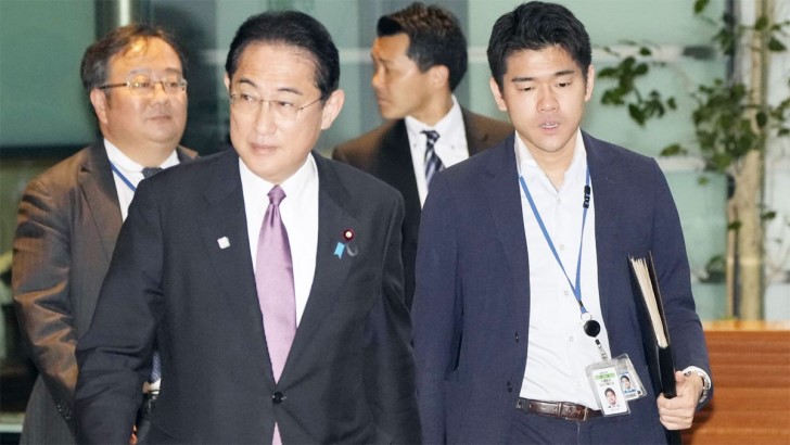 নিজের ছেলেকেও সরিয়ে দিলেন জাপানের প্রধানমন্ত্রী 