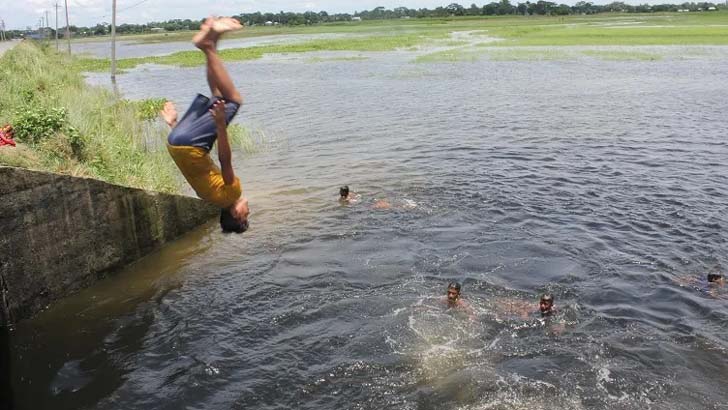 লাফ দিয়ে কাদায় আটকে ২ শিশুর মৃত্যু, গোসল করতে নেমে পায়ে বাঁধে লাশ