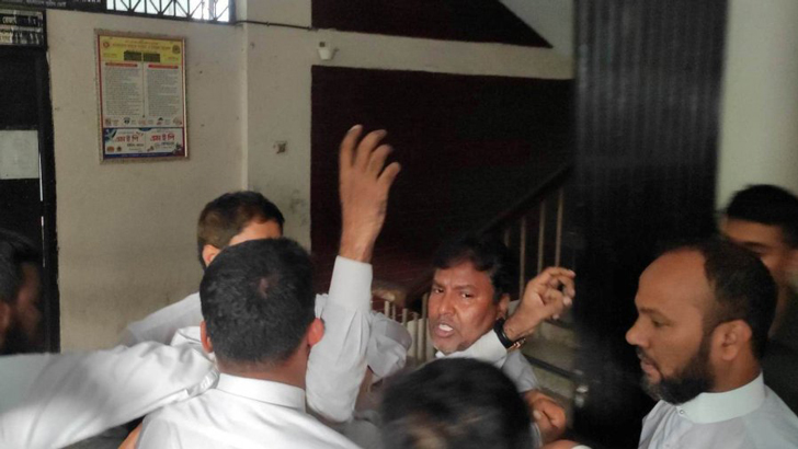 এজলাসে হাতাহাতি: বিএনপিপন্থি ১৫০ আইনজীবীর বিরুদ্ধে জিডি