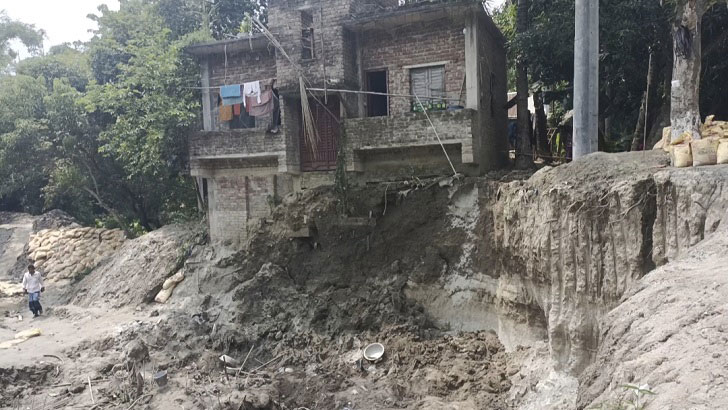 ফরিদপুরে নির্মাণাধীন সেতুর মাটি ধসে ৩ শ্রমিক নিহত