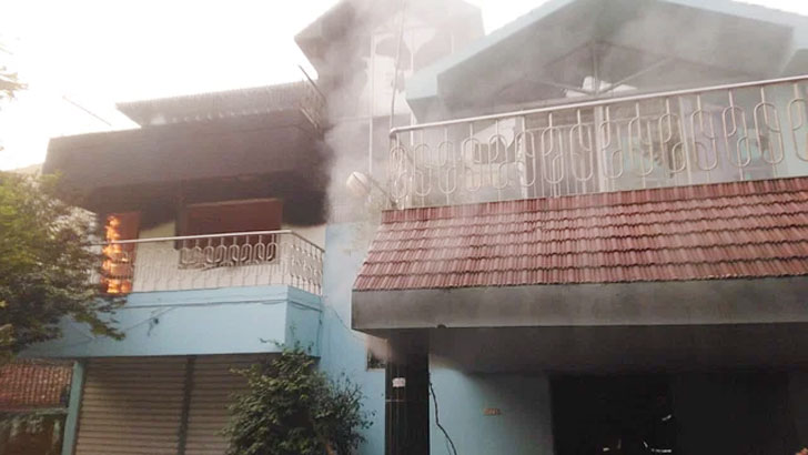 নরসিংদীতে বিএনপি নেতা খায়রুল কবিরের বাড়িতে দুর্বৃত্তদের আগুন