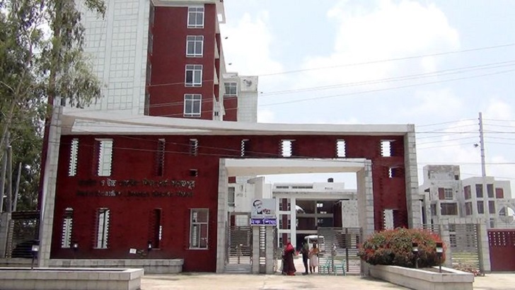 কর্মকর্তার বরখাস্তকে কেন্দ্র করে উত্তপ্ত দিনাজপুর শিক্ষা বোর্ড