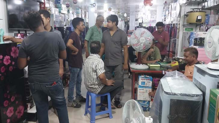 নবাবগঞ্জে ঘণ্টায় ঘণ্টায় বিদ্যুতের লোডশেডিং, জনজীবন অতিষ্ঠ