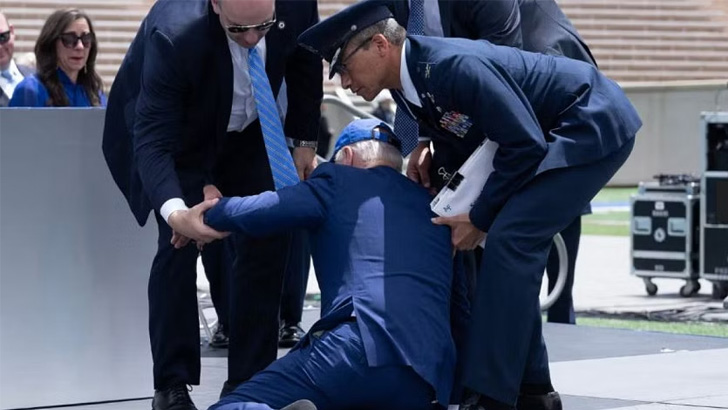 বাইডেনের হোঁচট খাওয়া নিয়ে যা বললেন ট্রাম্প 