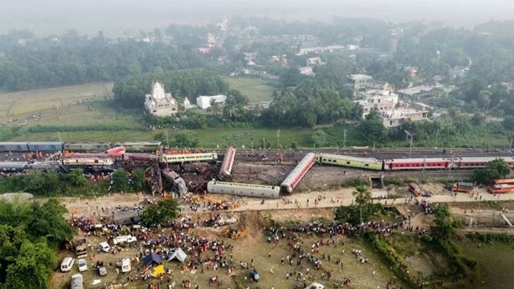 যেভাবে কয়েক মিনিটের মধ্যে ঘটে ৩ ট্রেনের সংঘর্ষ