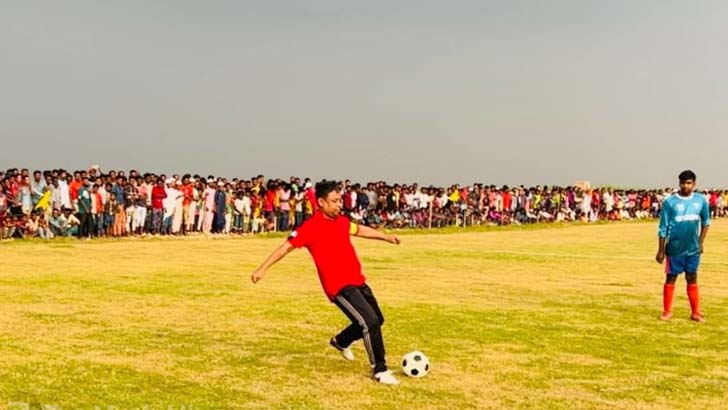 বিদেশ যাওয়ার আগে খেলার মাঠ কাঁপালেন ডিবিপ্রধান হারুন