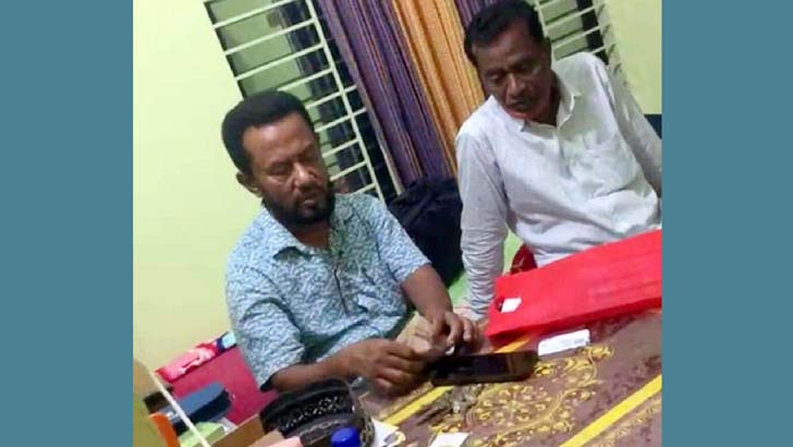 ঘুসের টাকা গুনে নেন সেটেলমেন্ট কর্মকর্তা! ভিডিও ভাইরাল