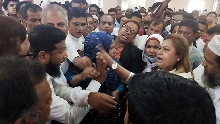 না.গঞ্জ আইনজীবী সমিতিতে বিএনপির দোয়া মাহফিল পণ্ড করে দিল আ.লীগ