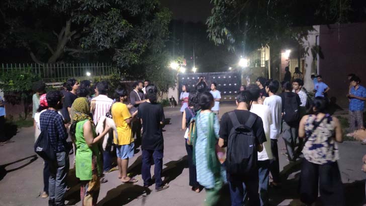 জাবিতে লোডশেডিংয়ে অনশনরত ছাত্রীদের শ্লীলতাহানি