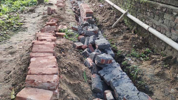 বিধবার সীমানাপ্রাচীর ভাঙার অভিযোগ পুলিশ কর্মকর্তার বিরুদ্ধে