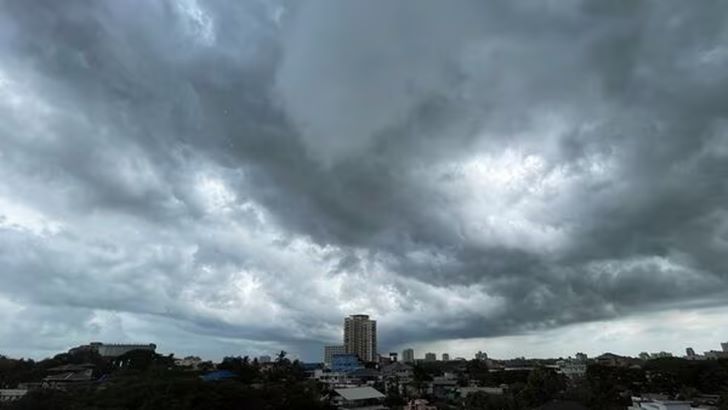 অতিপ্রবল ঘূর্ণিঝড়ে রূপ নিয়েছে ‘বিপর্যয়’, আঘাত হানতে পারে যেখানে 