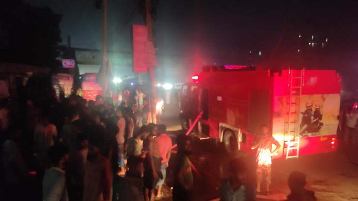 ৬ ঘণ্টা পর নিয়ন্ত্রণে সিদ্ধিরগঞ্জের পোশাক কারখানার আগুন