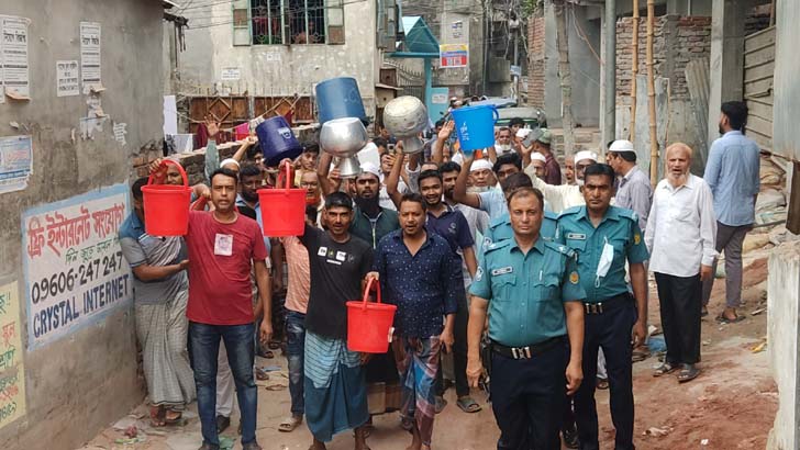 রাজধানীতে পানির দাবিতে কলস-বালতি নিয়ে বিক্ষোভ