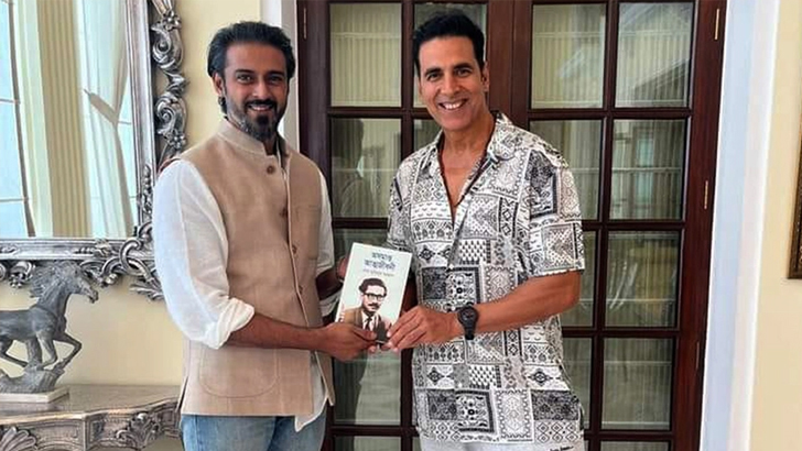 অক্ষয় কুমারের হাতে বঙ্গবন্ধুর ‘অসমাপ্ত আত্মজীবনী’ তুলে দিলেন শেখ তন্ময়