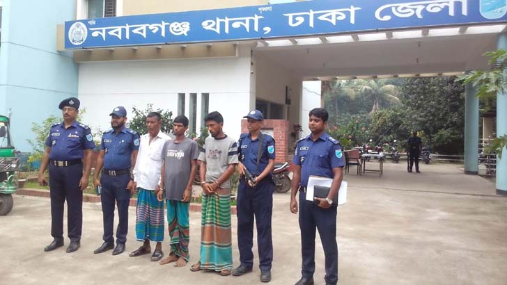 নবাবগঞ্জে চোরাই গরুসহ আটক ৩