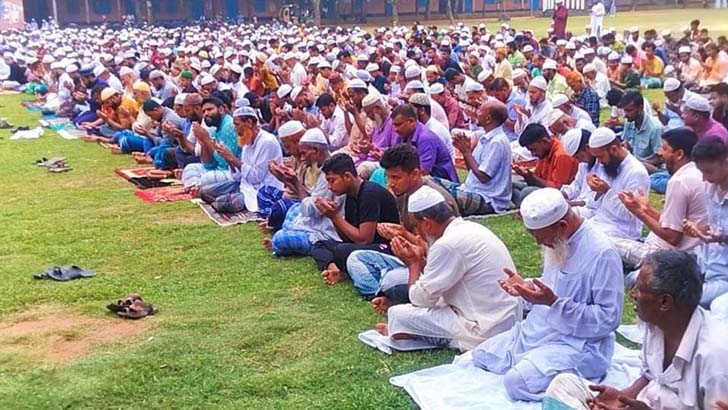 গাজীপুরের বিভিন্ন স্থানে বৃষ্টির জন্য বিশেষ নামাজ আদায়