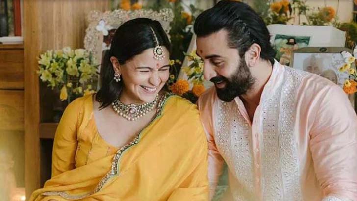 রাম-সীতা রূপে আসছেন বলিউড দম্পতি