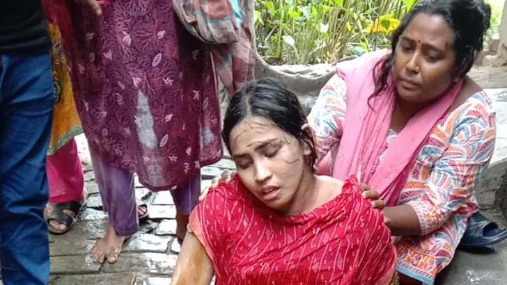 আগুন দিয়ে মা-ছেলেকে পুড়িয়ে মারার চেষ্টা