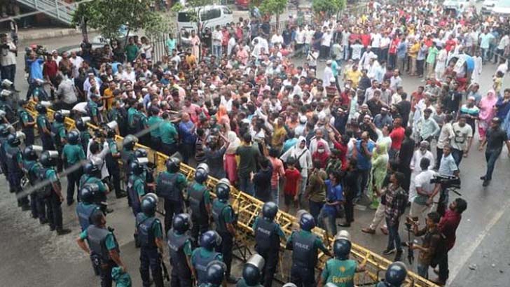 ঢাকায় বিএনপির মিছিলে বাধা পাবনায় হামলা