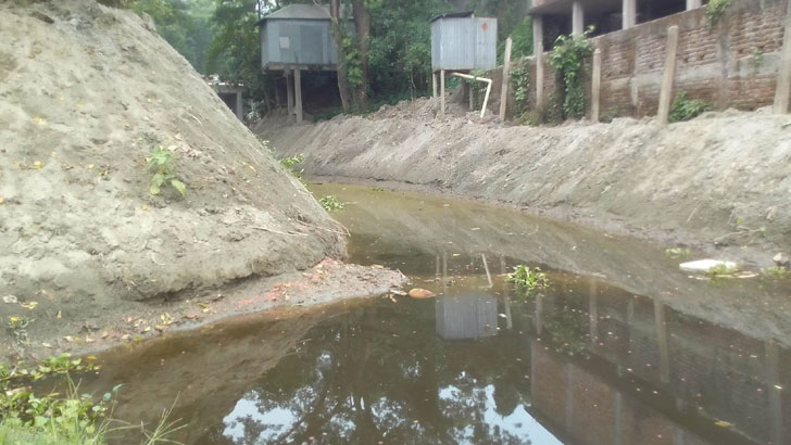 নবাবগঞ্জে বসতবাড়ি রক্ষায় খালে বাঁধ নির্মাণের দাবি