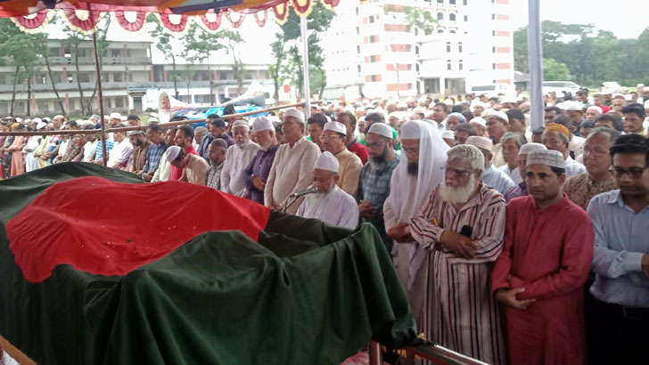 মায়ের কবরের পাশে সমাহিত সিরাজুল আলম খান