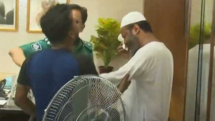 পুলিশের কাছে গিয়ে কান্নায় ভেঙে পড়লেন হাতপাখার প্রার্থী