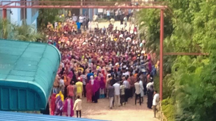 বকেয়া বেতন ভাতার দাবিতে কারখানায় শ্রমিকদের বিক্ষোভ