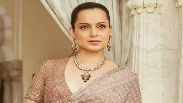 দু’হাতে কার বিয়ের কার্ড বিলোচ্ছেন কঙ্গনা?
