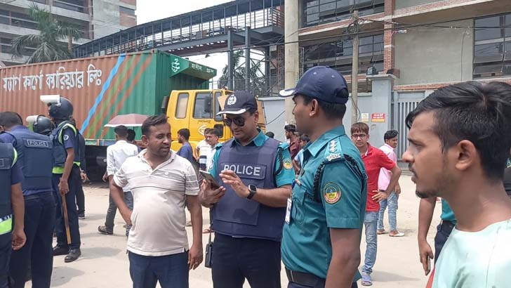 শ্রমিক নিহতের ঘটনায় অবরোধ, ২ ঘণ্টা পর গাড়ি চলাচল স্বাভাবিক