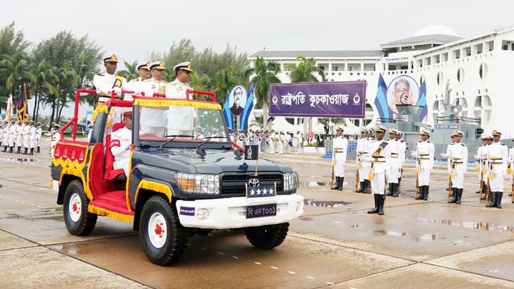 নেভাল একাডেমিতে রাষ্ট্রপতি কুচকাওয়াজে নৌবাহিনী প্রধান 