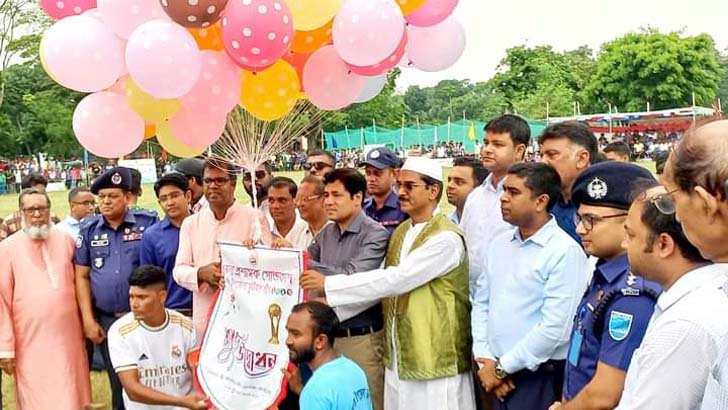 নবাবগঞ্জে জেলা প্রশাসক গোল্ডকাপ আন্তঃউপজেলা ফুটবল লিগের উদ্বোধন