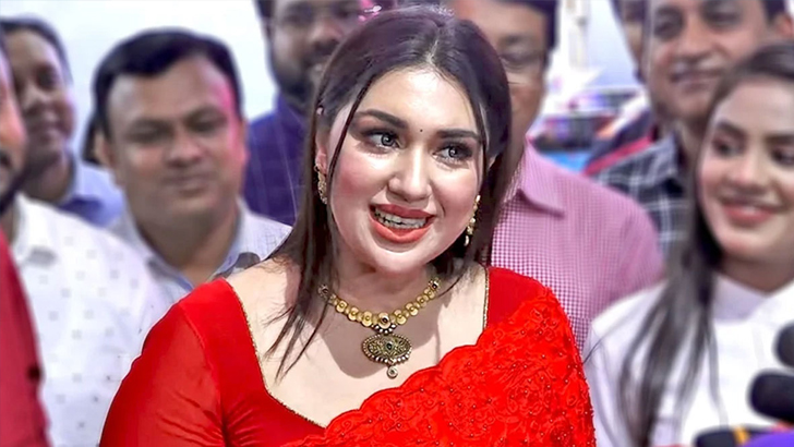 যে কারণে লাল শাড়িতে অপু