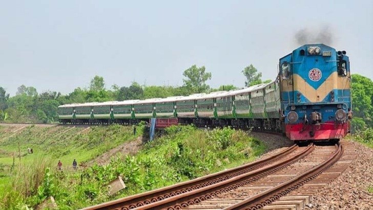 ট্রেনে ঈদযাত্রা শুরু শনিবার, নৌপথ-সড়কেও ছুটছে মানুষ 