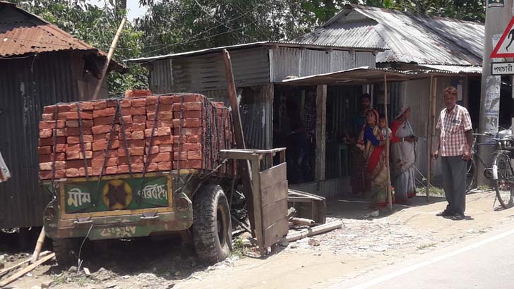 চশমা কিনতে যাওয়ার সময় বাবা-ছেলে নিহত