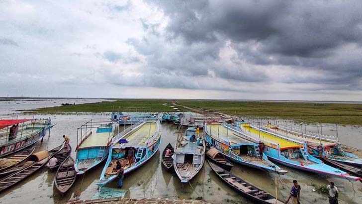 নদ-নদীর পর হাওড়েও পানি বাড়ছে, প্রস্তুত রঙ-বেরঙের নৌযান