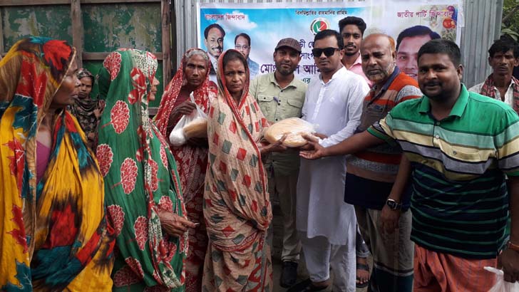 রাজবাড়ীতে জাতীয় পার্টি নেতার ঈদসামগ্রী বিতরণ