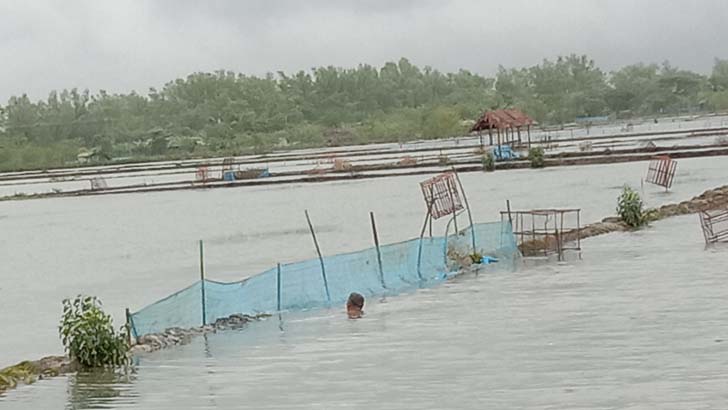 অবিরাম বর্ষণে বিপর্যস্ত কয়রার জনজীবন