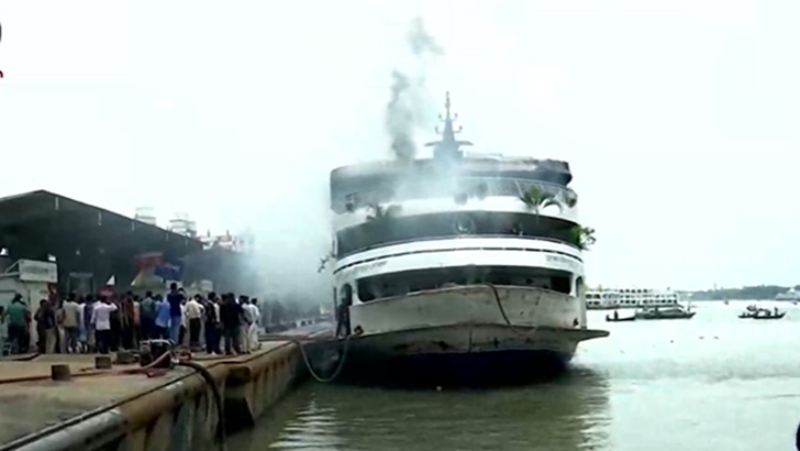 ময়ূর-৭ লঞ্চের আগুন নিয়ন্ত্রণে