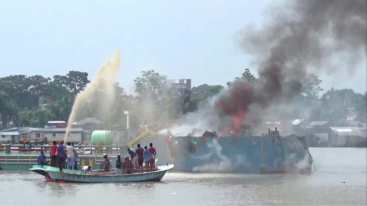 সুগন্ধায় তেলবাহী জাহাজে বিস্ফোরণ, দগ্ধ ৪ নিখোঁজ ৪