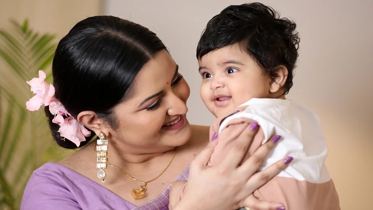 অসুস্থ ছেলেকে নিয়ে হাসপাতালে পরীমনি