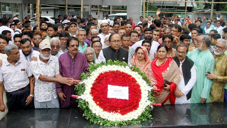 বঙ্গবন্ধুর প্রতিকৃতিতে রাসিক মেয়র লিটনের শ্রদ্ধা